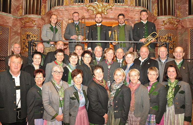 Gruppenfoto vor der frisch restaurierten Orgel